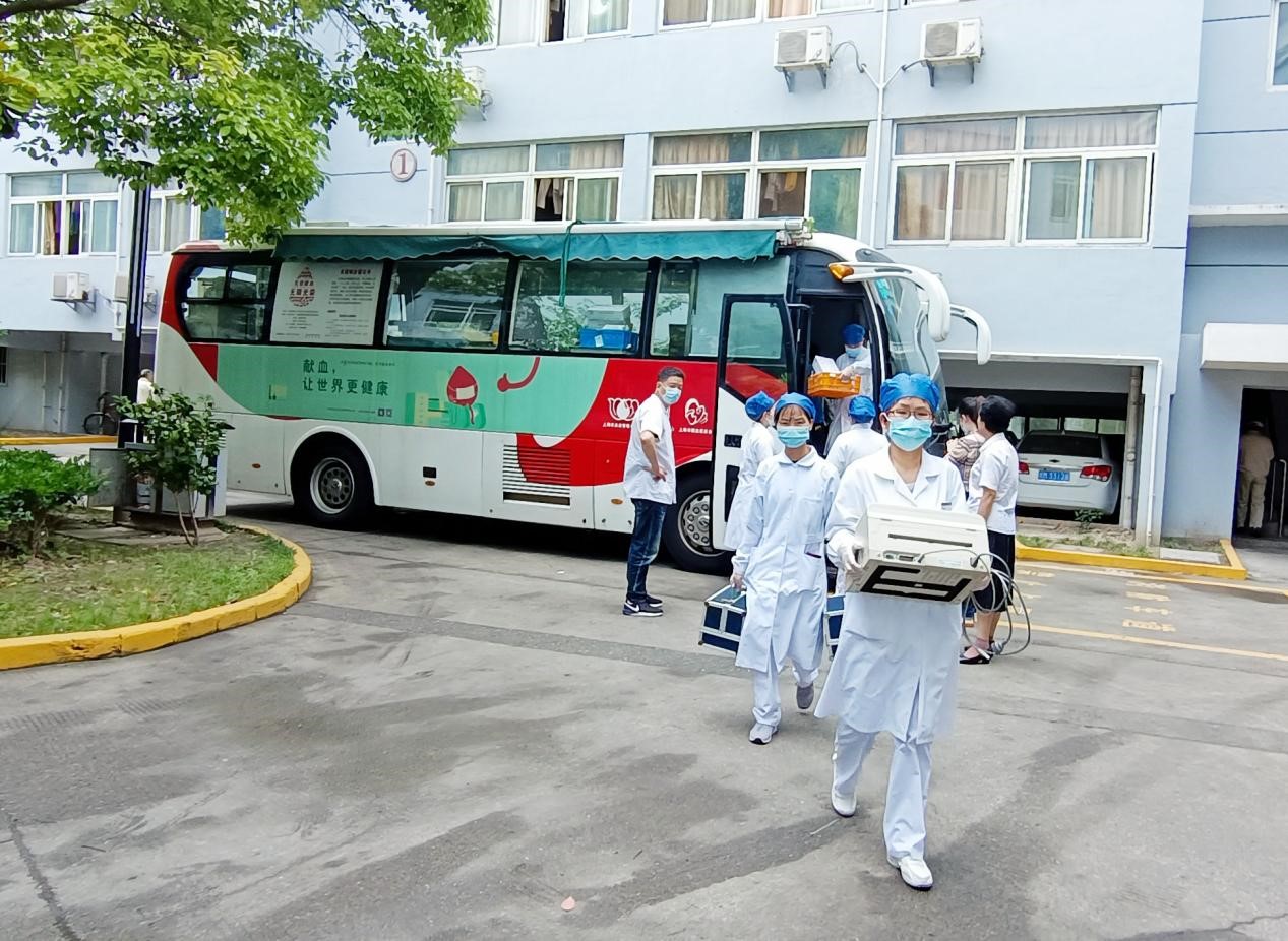 采血车开进威廉希尔新材 让爱心奉献蔚然成风(图1)